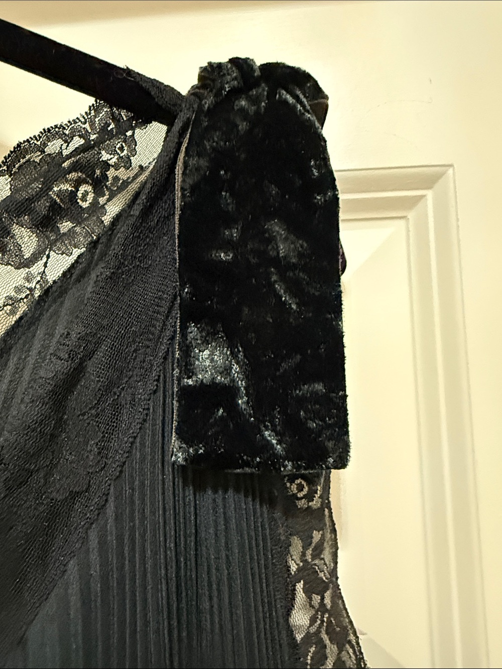 Lucie Ann Black Lace-Trim Pleated Robe and gown Set size P - Picture 7 of 8